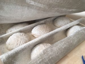 Apprêt des pains dans la toile de couche en lin